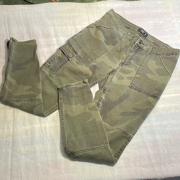 Abercrombie & Fitch Denim - Abercrombie & Fitch Camo Cargo Ankle Pants